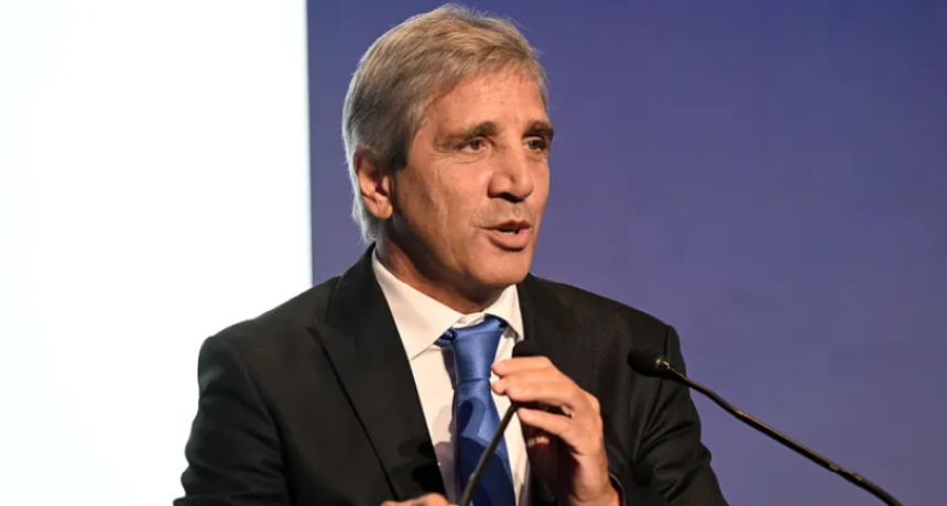 El desaf&iacute;o de Luis Caputo, renovar deuda por $8 billones y captar divisas