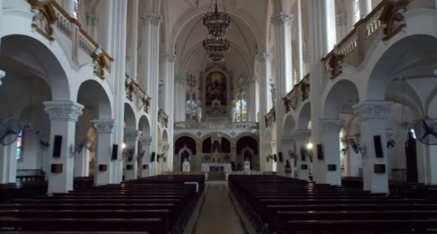 Una mujer tom&oacute; del cuello a un cura durante la misa