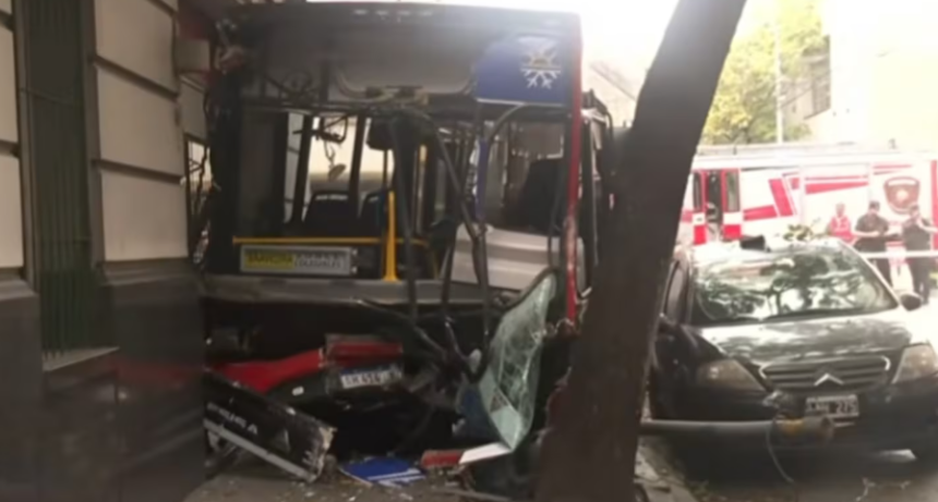 Un colectivo y un patrullero destruyeron una pizzer&iacute;a