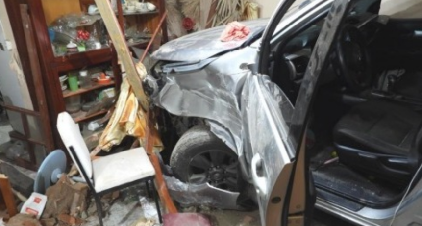 Un hombre intent&oacute; matar a su mujer estrellando la camioneta a toda velocidad.