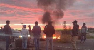 Cortan los principales accesos a la capital los cosecheros del lim&oacute;n