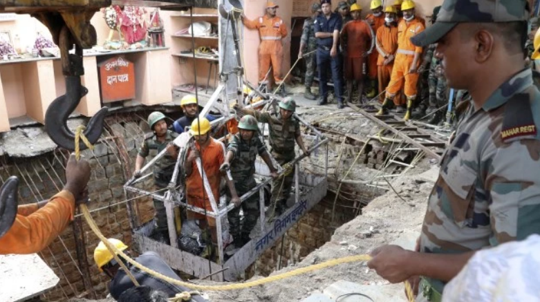 India: Colapsó el piso de un templo, hay al menos 36 muertos