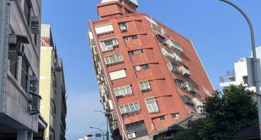Un terremoto de 7,4º sacudió a Taiwán, hay alerta de tsunamis 