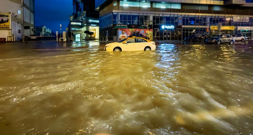 Fuertes lluvias azotaron los Emiratos Árabes Unidos