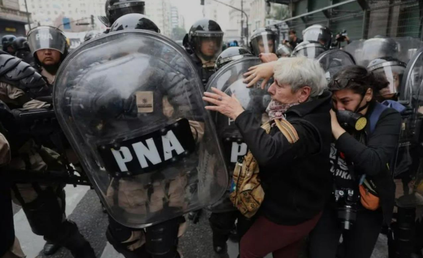 Gases, heridos y detenidos en una nueva marcha de jubilados