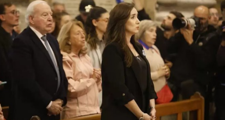 Victoria Villarruel fue abuchaeada a la salida de la misa homenaje al papa Francisco