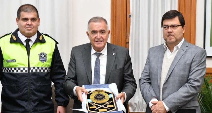 Obsequios y placa de reconocimiento para Jaldo