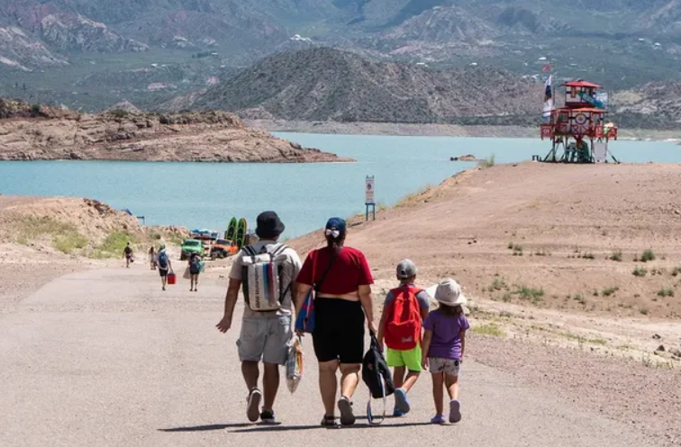 En el &uacute;ltimo fin de semana largo viajaron m&aacute;s turistas, pero el gasto real cay&oacute; un 18,9%
