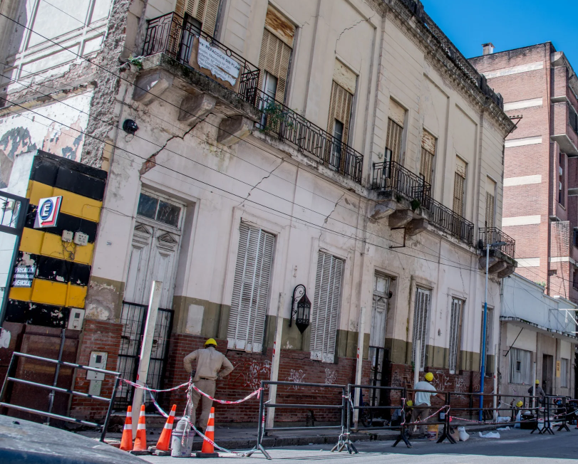Por riesgo de colapso de la fachada de un inmueble, se dispuso el corte total vehicular y peatonal en Mendoza al 200