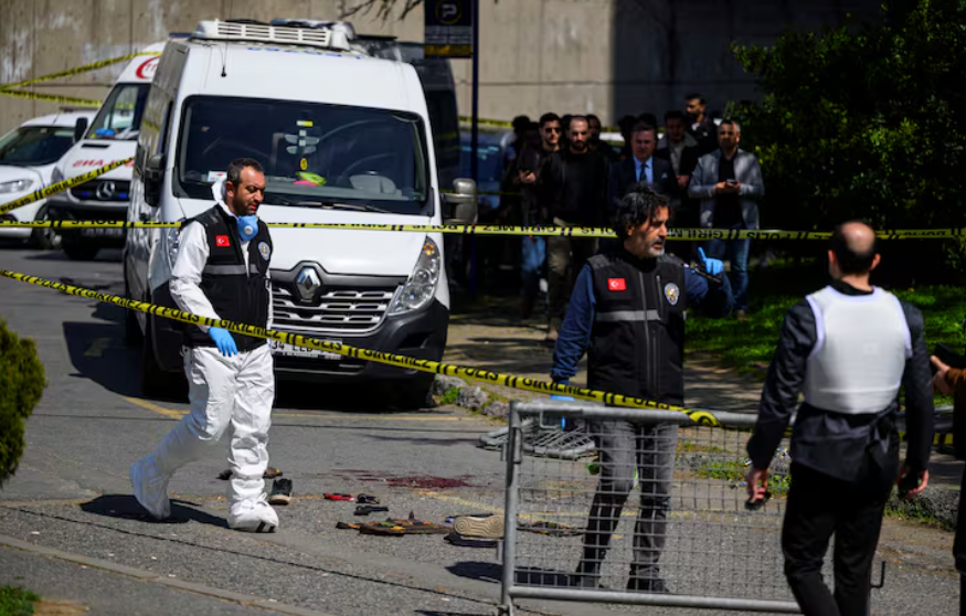 Un muerto y cuatro heridos en un tiroteo frente al consulado israel&iacute; en Estambul