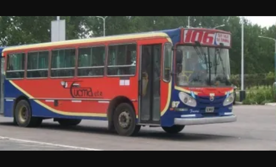 Tragedia: se desvaneci&oacute; mientras conduc&iacute;a un colectivo de la l&iacute;nea 106, choc&oacute; y falleci&oacute; 