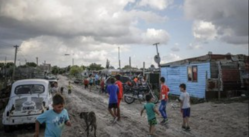 Para no quedar bajo la l&iacute;nea de pobreza una familia tipo necesit&oacute; m&aacute;s de $1.400.000