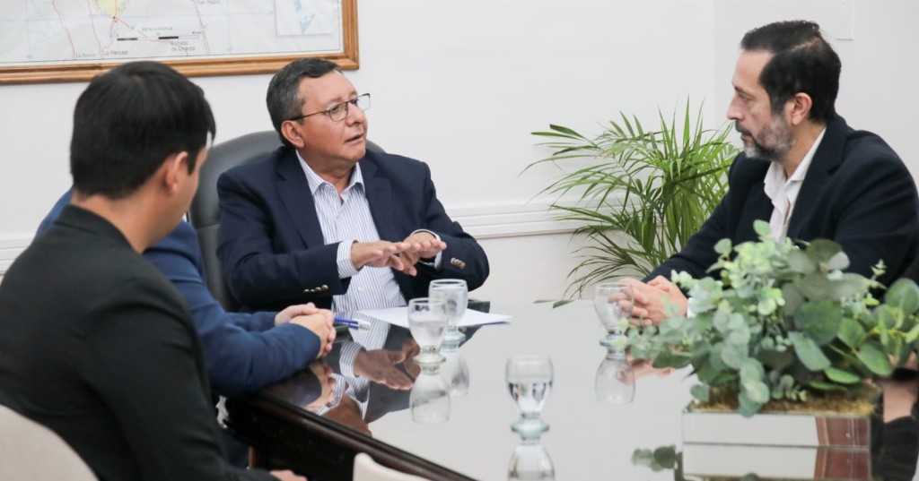 Celusal donar&aacute; tierras para viviendas y construy&oacute; un puente para familias de El Timb&oacute;