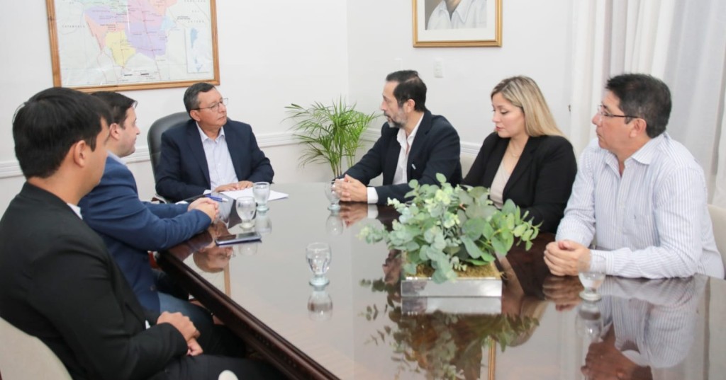 El Timb&oacute;: Celusal donar&aacute; tierras para viviendas y construy&oacute; un puente para familias locales