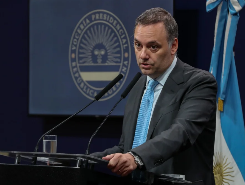 Caso Adorni: la Justicia confirm&oacute; que viaj&oacute; a Aruba en primera clase junto a su familia