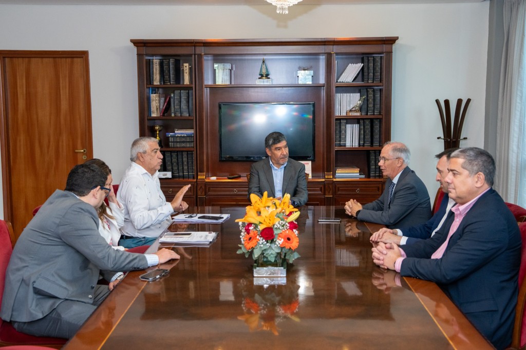 Acevedo recibi&oacute; a autoridades del Colegio de Abogados quienes buscan participar en reformas judiciales