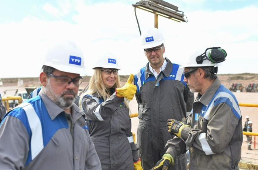 Karina Milei y Adorni visitaron Vaca Muerta para distinguir a YPF con la Marca Pa&iacute;s
