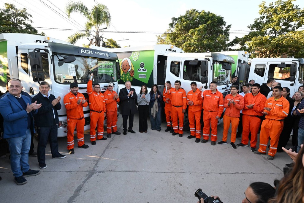 Jaldo inaugur&oacute; pavimento, visit&oacute; obras y entreg&oacute; camiones en Lomas de Taf&iacute;