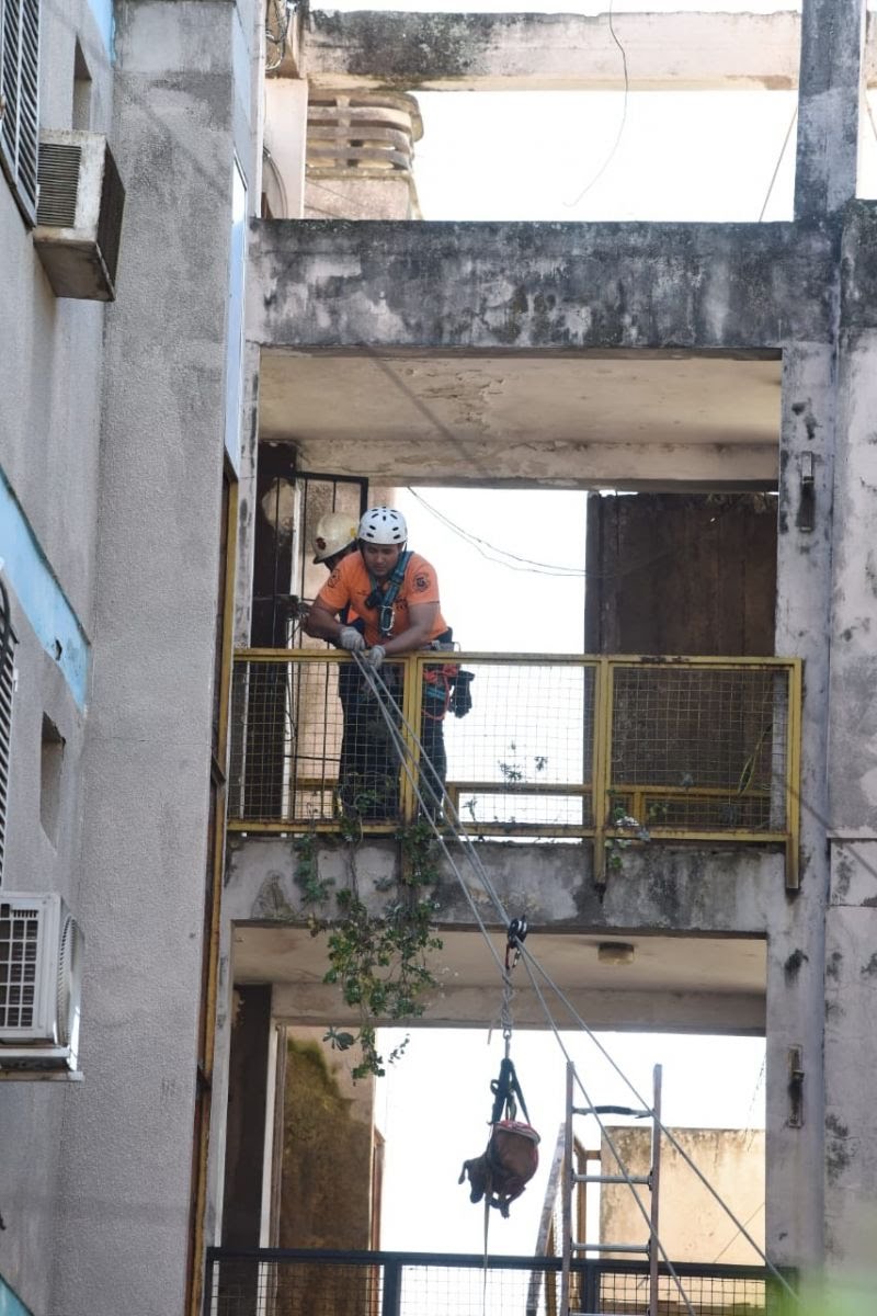 Dos personas quedaron atrapadas tras derrumbarse el techo de un edificio 