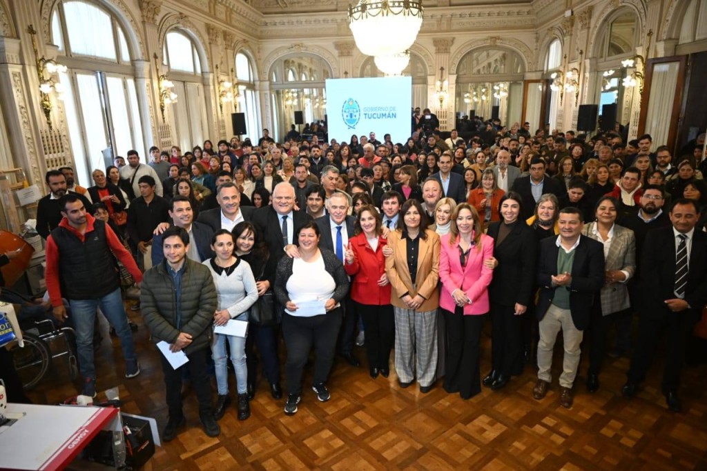 El Gobernador entreg&oacute; microcr&eacute;ditos y herramientas a m&aacute;s de 150 familias emprendedoras con una inversi&oacute;n de m&aacute;s de $85 millones 