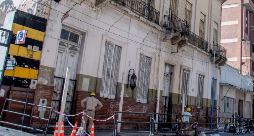 Por riesgo de colapso de la fachada de un inmueble, se dispuso el corte total vehicular y peatonal en Mendoza al 200