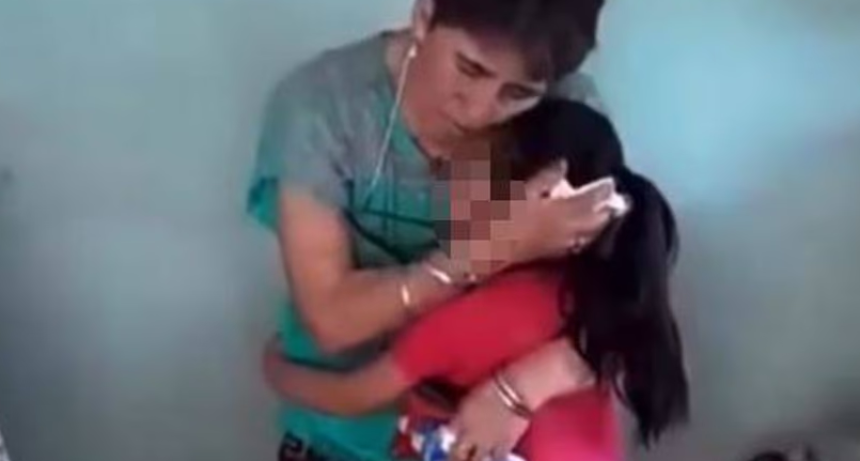 Nena suplica entre l&aacute;grimas no ir con su madre: 