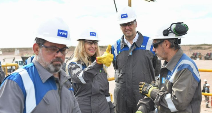 Karina Milei y Adorni visitaron Vaca Muerta para distinguir a YPF con la Marca Pa&iacute;s