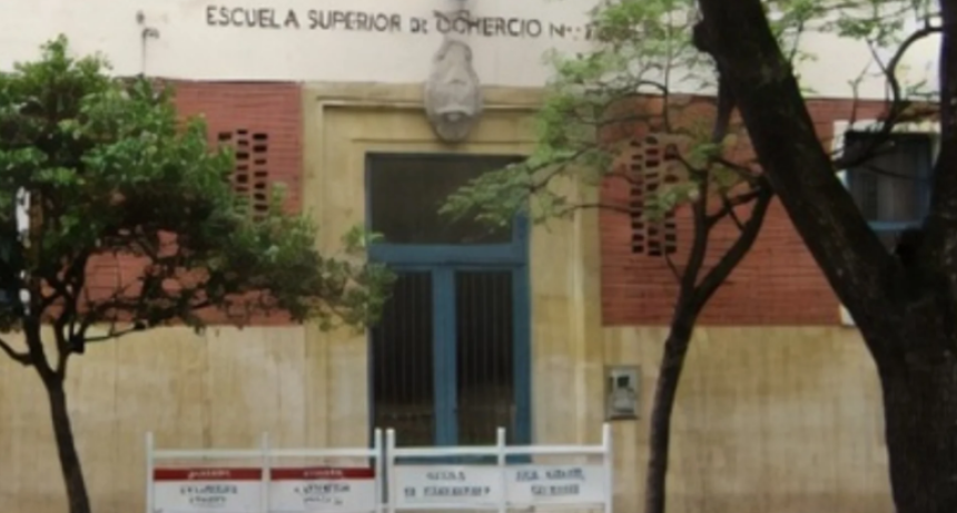 Un alumno de la escuela Comercio N&deg;1 ingres&oacute; con un navaja