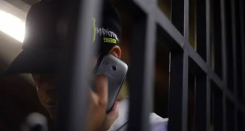 Autorizan el bloqueo de celulares en c&aacute;rceles federales