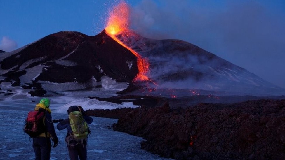 El Volcán Etna entra en erupción y obliga suspender vuelos 
