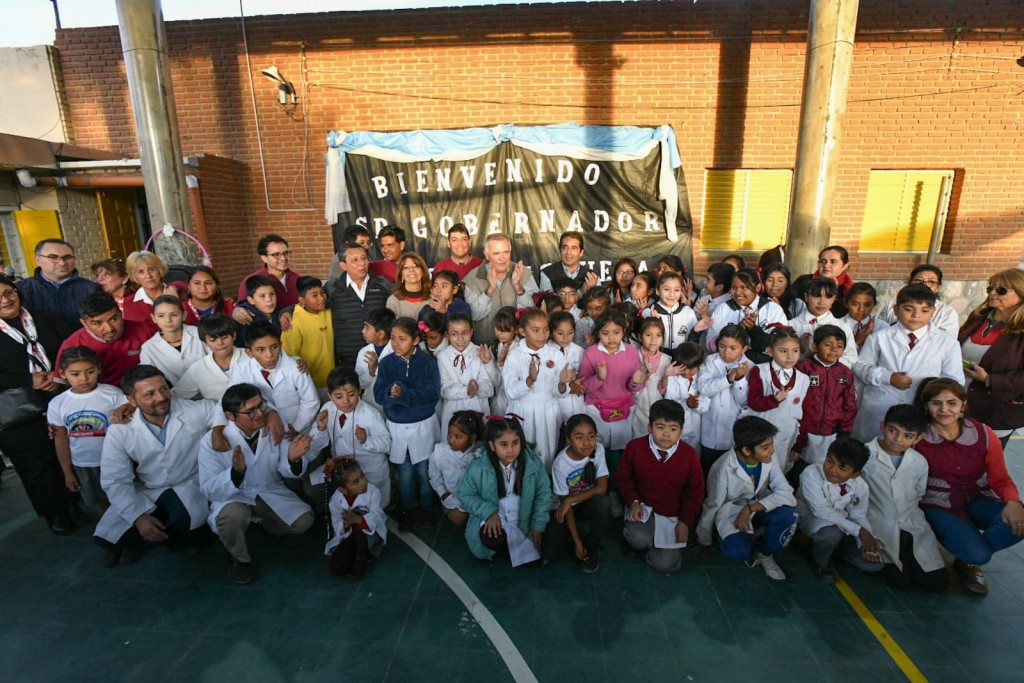 El Gobernador entregó equipamiento a la escuela N°50 "Santa Cecilia"