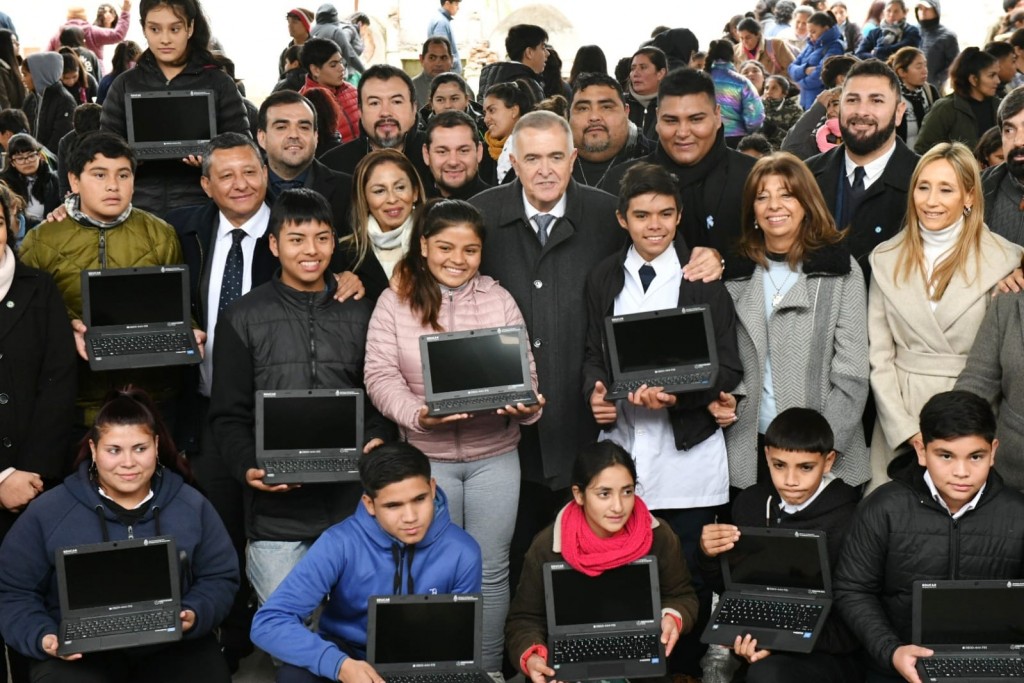 Jaldo entregó 170 netbooks en la Escuela Secundaria de Los Aguirres