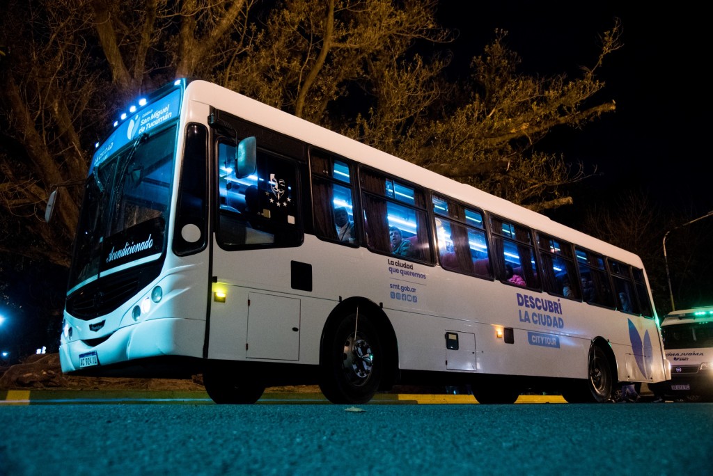 Vecinos y turistas recorrieron la ciudad y visitaron el MIA en la primera edición del Bus Turístico Nocturno