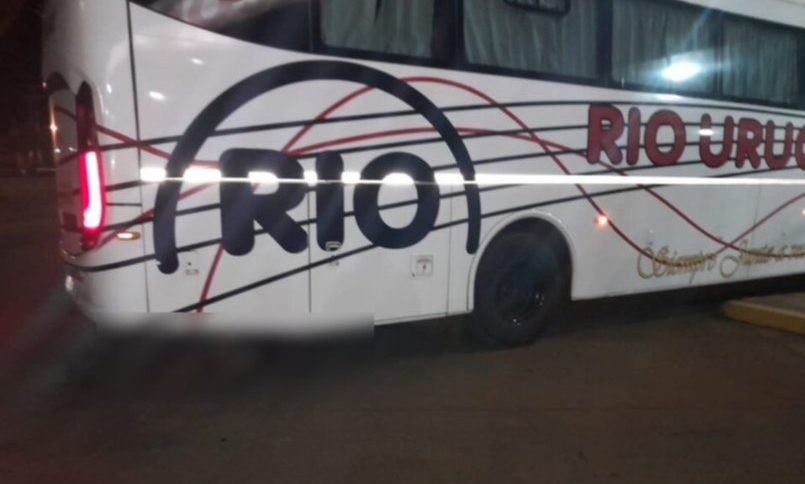 Un colectivo llegó a la terminal de Corrientes arrastrando un cuerpo