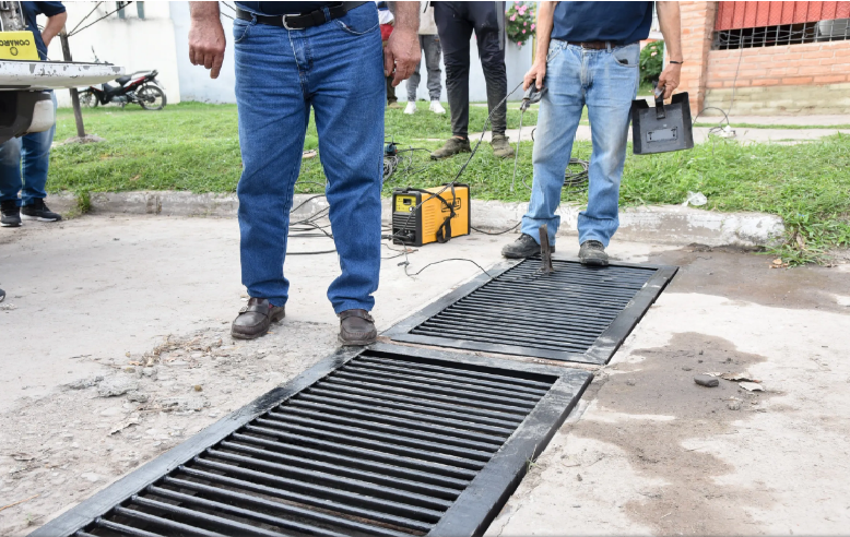 Con imbornales fabricados por alumnos de talleres municipales, llevan soluciones a los barrios