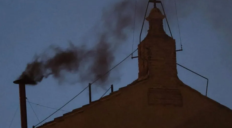Humo negro: en la primera jornada del Cónclave los cardenales no eligieron al nuevo Papa