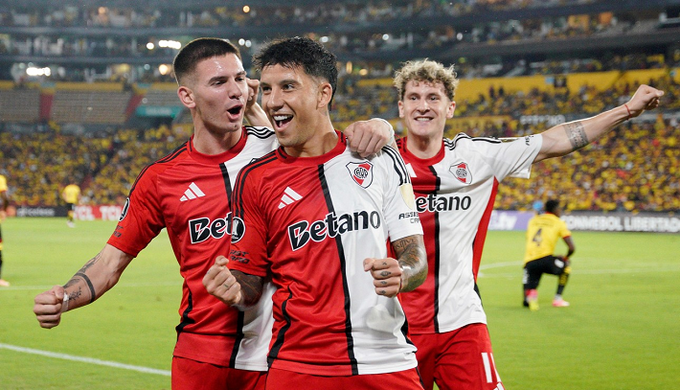 River venció 3-2 a Barcelona y quedó puntero