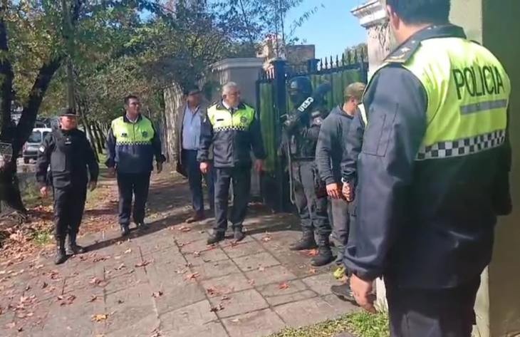 Un hombre tomó de rehén a su hija y la policía salvó la vida de una niña 