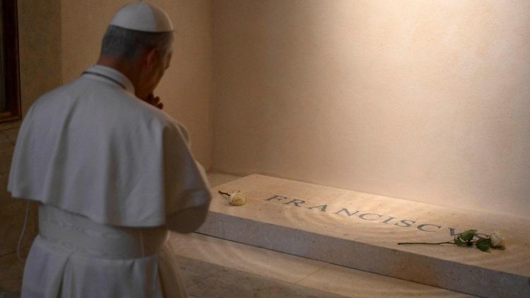 León XIV en Santa María la Mayor rezó ante la tumba del Papa Francisco