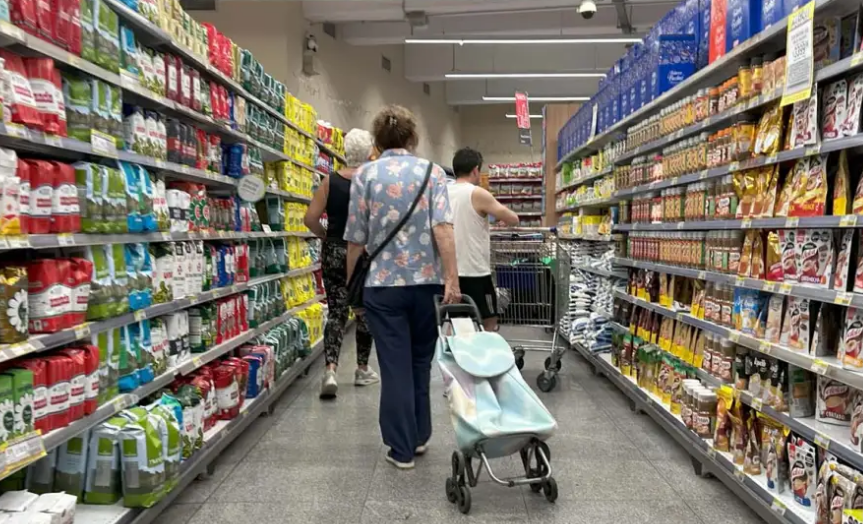 Dos salarios mínimos cubren 8 días de gastos de una familia
