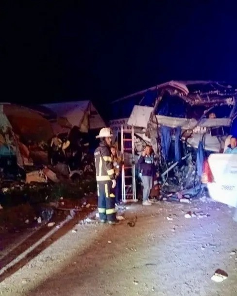 Accidente fatal entre un micro y un camión, dejó cuatro muertos 