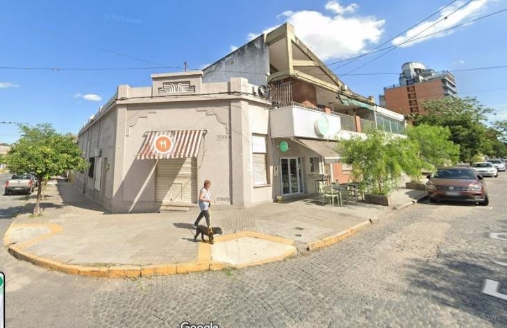 Pidió pasar al baño para robar la caja de una heladería