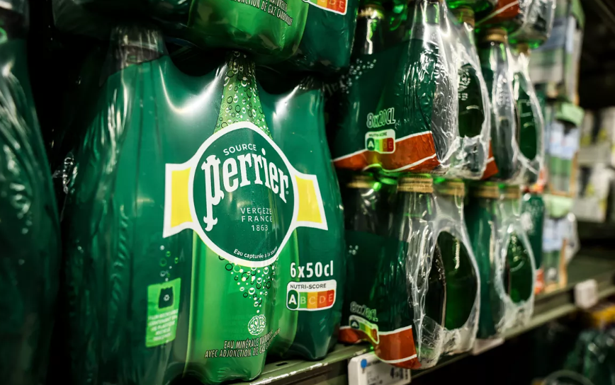 Acusan al Gobierno francés de encubrir un fraude millonario de Nestlé con agua mineral tratada ilegalmente