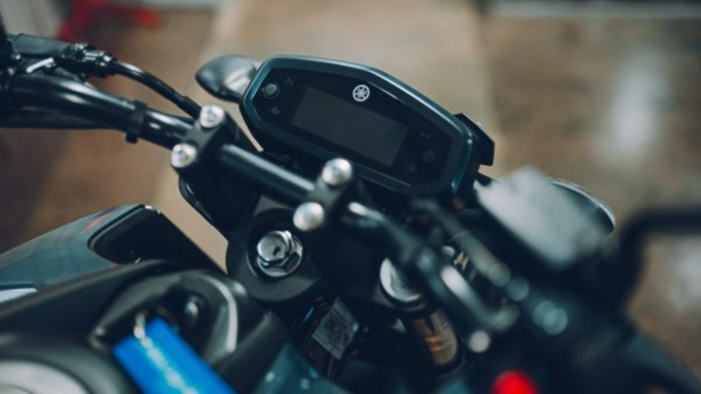 Dejó estacionada la moto en la vereda de un negocio, apareció un delincuente y se la robó