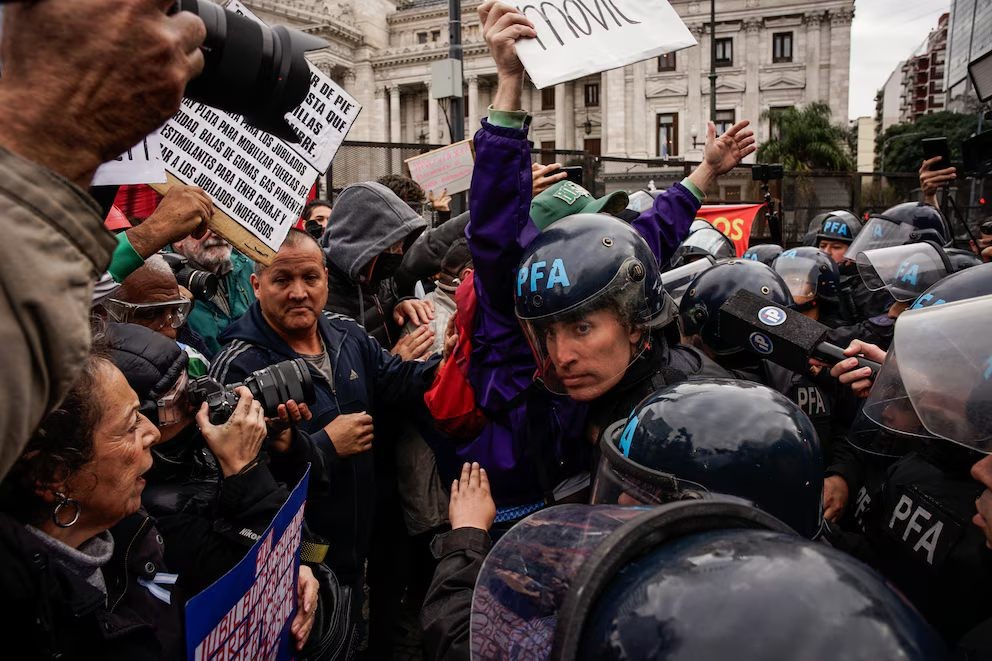 Marcha de jubilados,  enfrentamientos con las fuerzas de seguridad