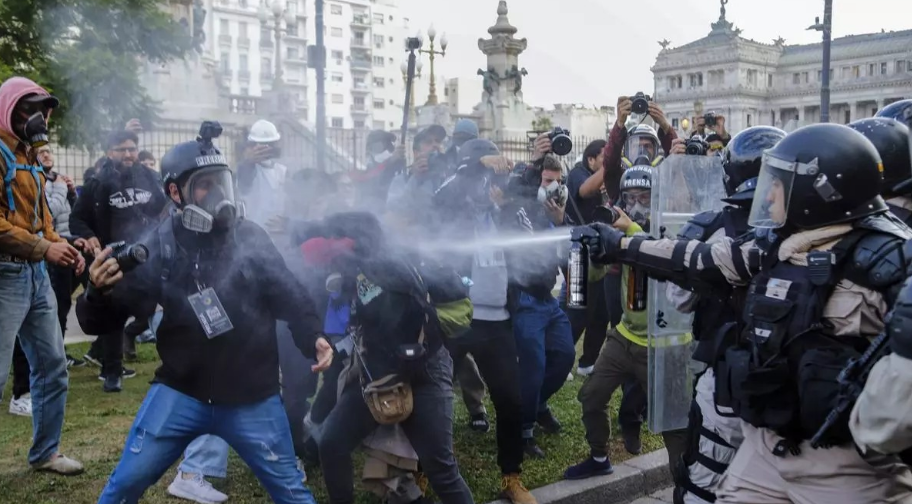 Legisladores culpan a Bullrich por los incidentes en la marcha de los jubilados 
