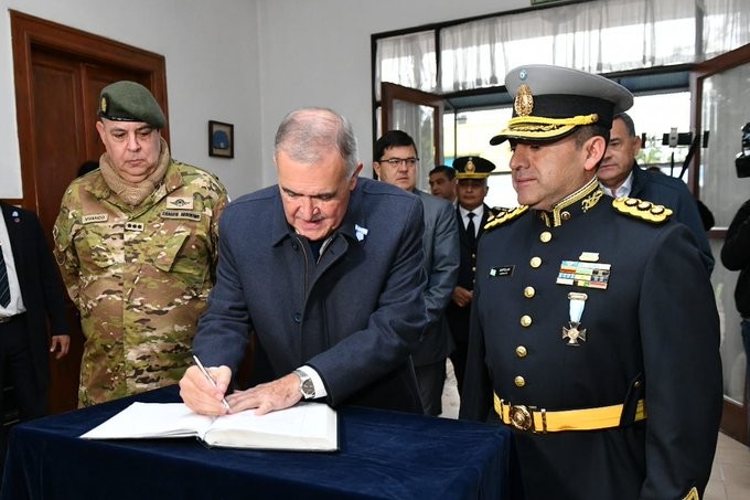 Jaldo participó de la entrega de uniformes a cadetes del Liceo Militar