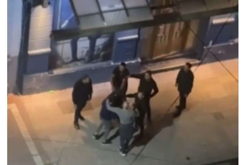 Seis patovicas golpearon a dos jóvenes en un pub y ahora la Justicia formuló cargos contra ellos