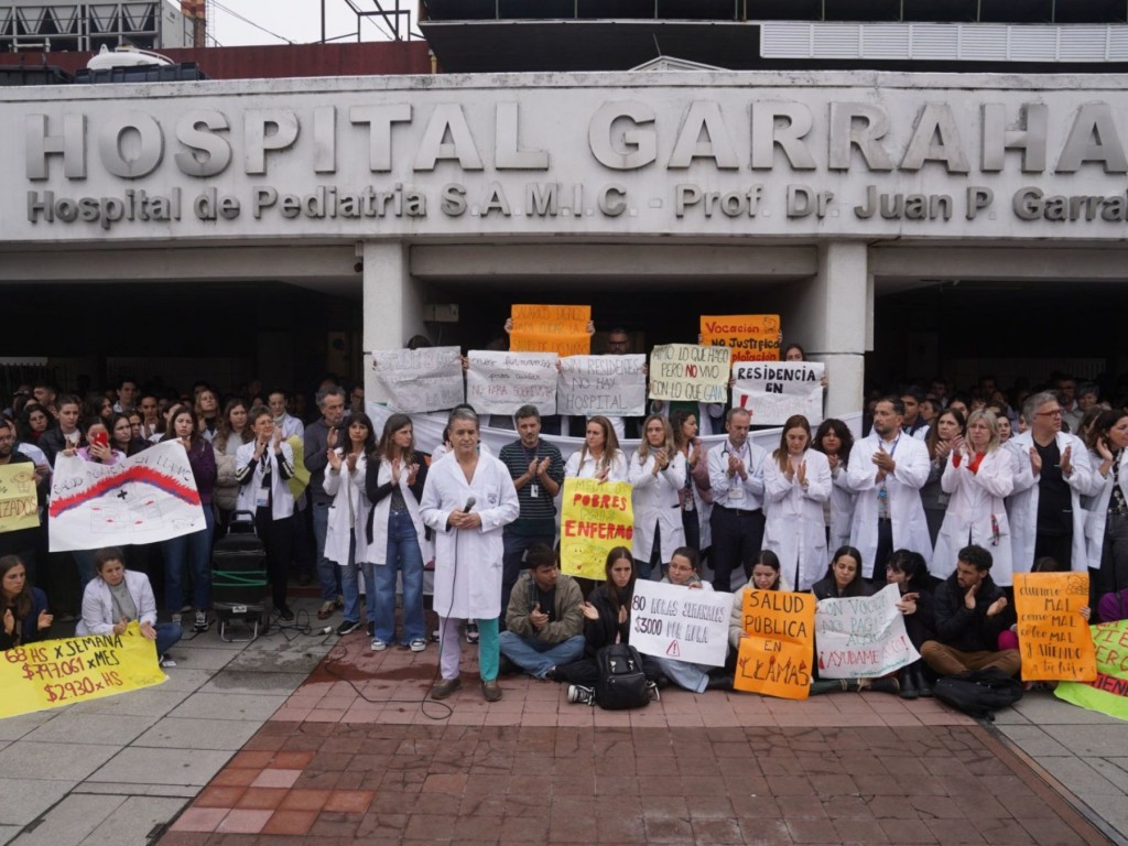 Hospital Garrahan en crisis los trabajadores marchan al ministerio de salud 