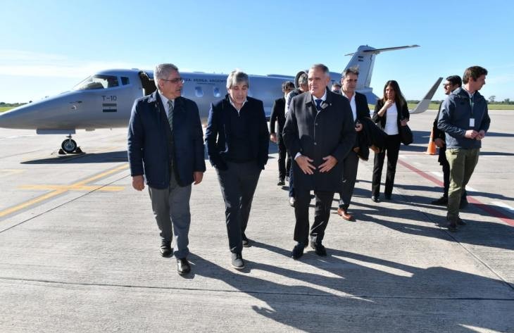 El Gobernador recibió al ministro Caputo en el aeropuerto